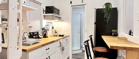 Réfrigérateur, micro-ondes, plaque de cuisson, cafetière/bouilloire