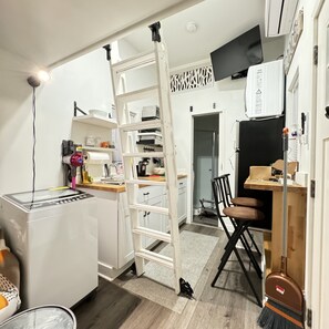Refrigerador, microondas, placa de cocina, cafetera/tetera