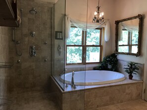Duschwanne, Haartrockner, Bidet, Handtücher