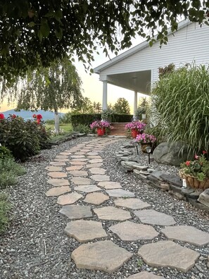 Property grounds - Gentleman’s Farm Mountain Views Gourmet Kitchen Fire Pit Hike Ski Sleep 10 Pets! (Oak Hill)