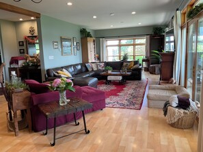 Smart TV, fireplace, DVD player, books - Gentleman’s Farm Mountain Views Gourmet Kitchen Fire Pit Hike Ski Sleep 10 Pets! (Oak Hill)