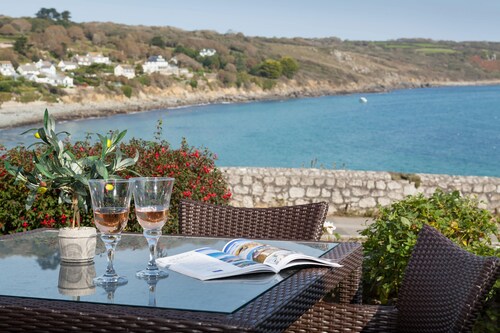 Just a stone's throw away from the water's edge, thatched Trevarrow Cottage is the ideal place to un