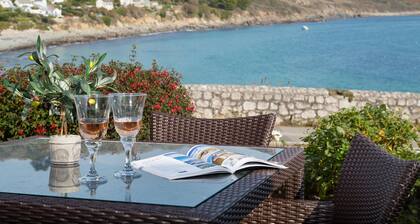 Just a stone's throw away from the water's edge, thatched Trevarrow Cottage is the ideal place to un