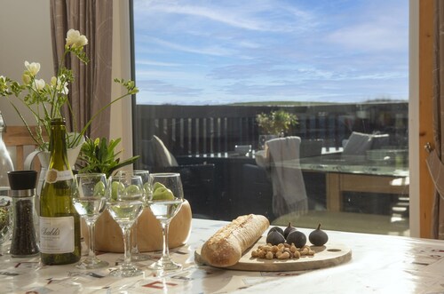 Lodge 40 - Resort & Spa/ Hot Tub/ Free Wi-Fi