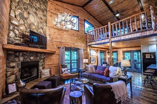 4BR Cabin with Hot Tub & Game Loft