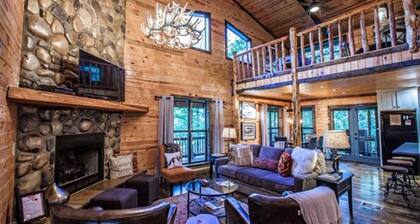 4BR Cabin with Hot Tub & Game Loft
