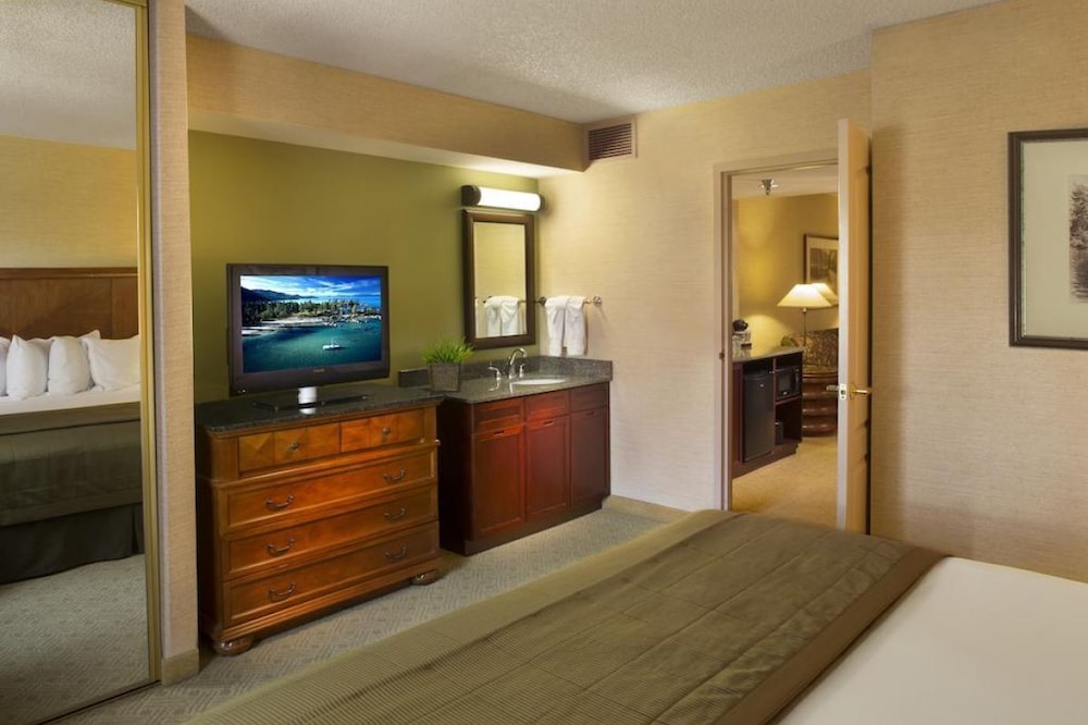Great Relaxing Overnight Stay! Jacuzzi and Pool, Dining, Walk to the Beach