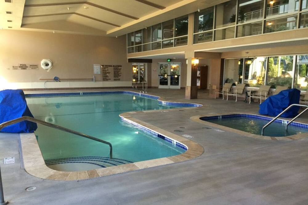 Vacation Day Is Always A Great Idea! Indoor Pool, Onsite Dining, Jacuzzi