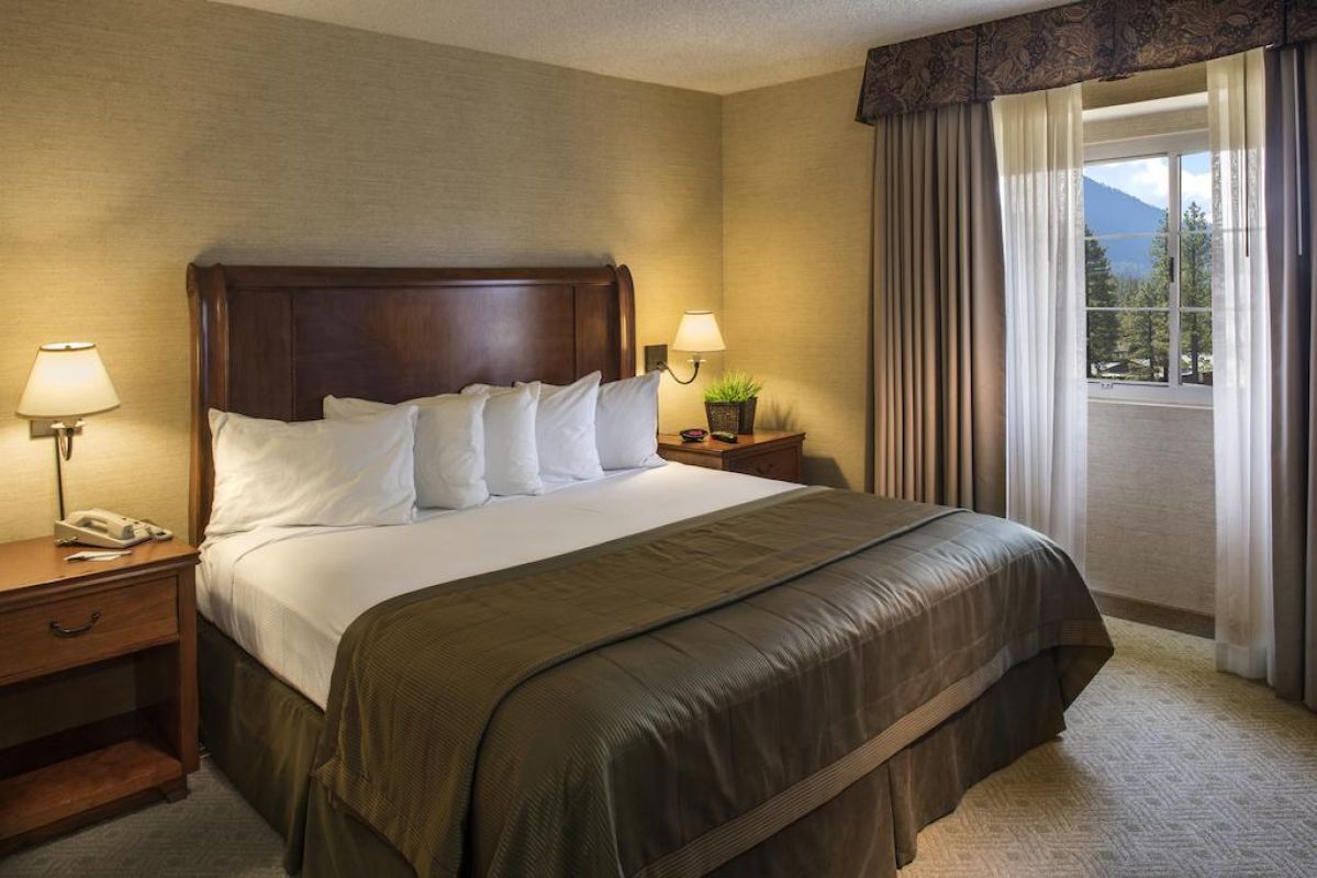 Relax and Recharge! Onsite Restaurant, Jacuzzi and Indoor Pool! Near Golf Course