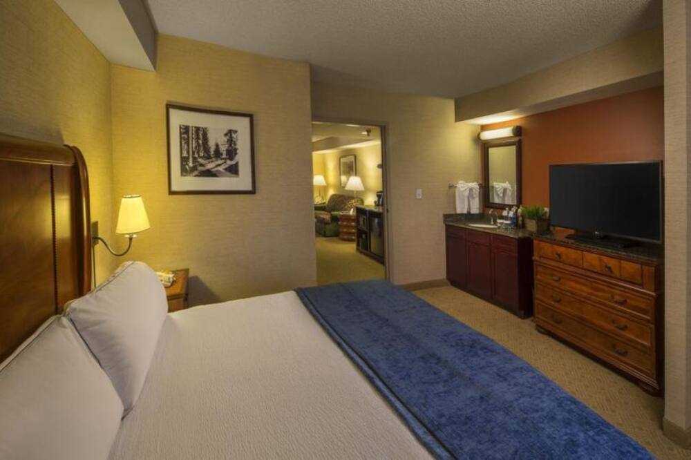 Vacation is Calling! 2 Family-friendly Units, Onsite Restaurant, Pool & Jacuzzi