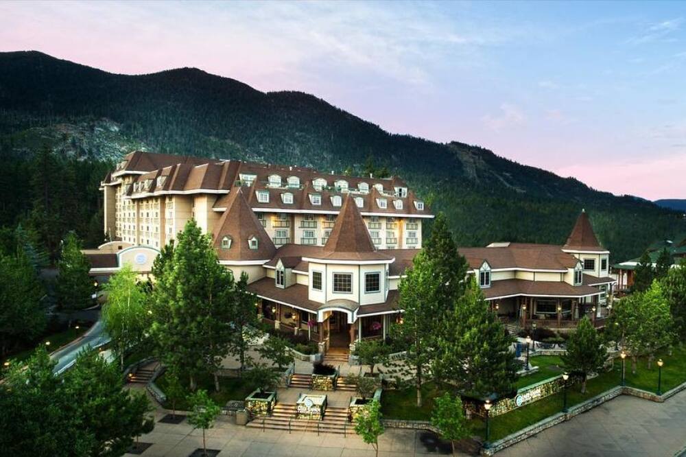 Vacation Day Is Always A Great Idea! 2 Great Units, Onsite Dining, Pool, Jacuzzi