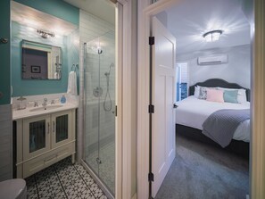 シャワー付き浴槽、ヘアドライヤー、タオル