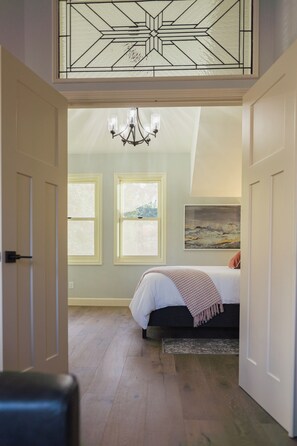 2 bedrooms, iron/ironing board, WiFi, bed sheets - Overlook Cottage, Upscale w/ Off-Street Parking! (Portland)