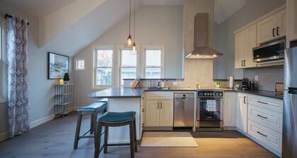 Overlook Cottage, Upscale w/ Off-Street Parking!