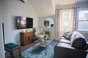 TV, fireplace - Overlook Cottage, Upscale w/ Off-Street Parking! (Portland)
