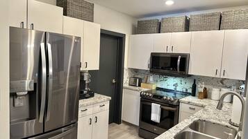 Een koelkast, een magnetron, een oven, een kookplaat