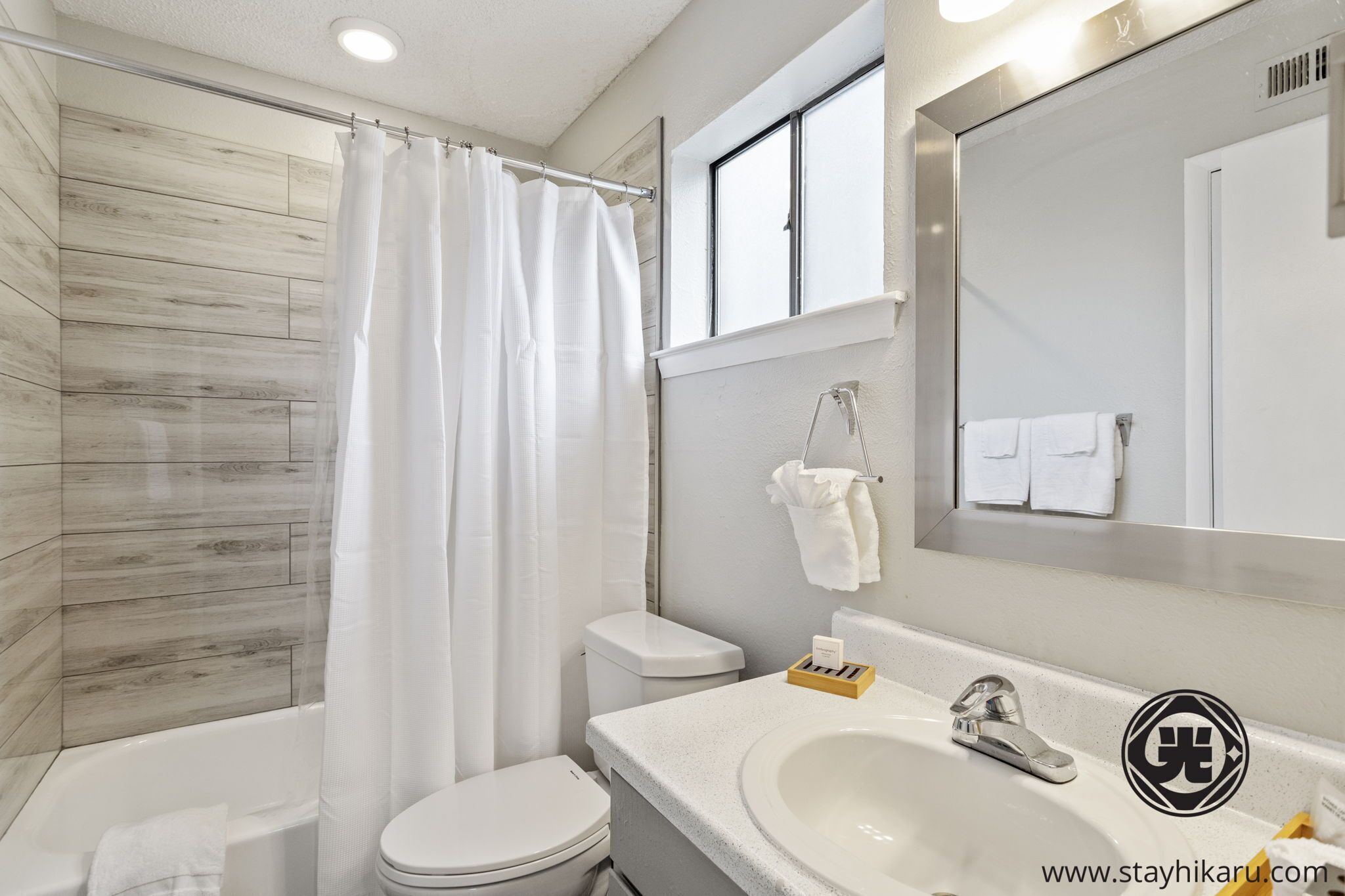 Work from Home at Cozy Studio Pool, Gym, Fast WiFi