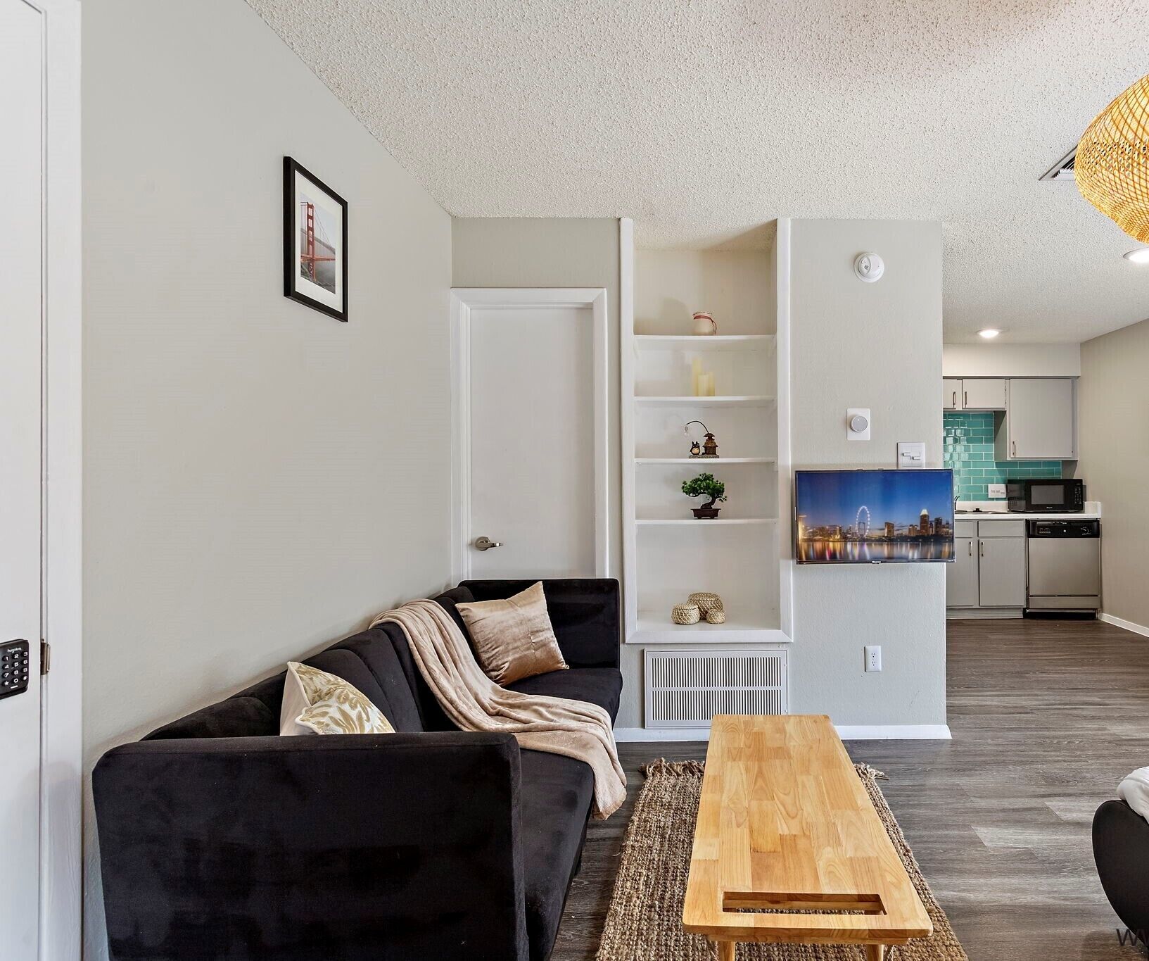 Work from Home at Cozy Studio Pool, Gym, Fast WiFi