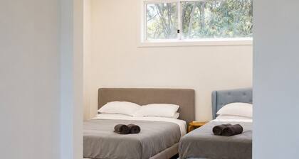 All The Views - Ocean & Bush with Heated Infinity Lap and Play Pool