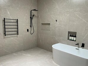 Combined shower/bathtub, hair dryer, bidet, towels - All The Views - Ocean & Bush with Heated Infinity Lap and Play Pool (Otford)