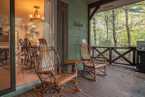 Shady Creek Cabin in Connestee Falls with stream