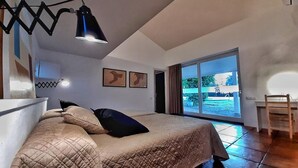 A bedroom with a large bed, a desk, and a window with a view. - An architectural gem in Las Tablas de Daimiel (Daimiel)