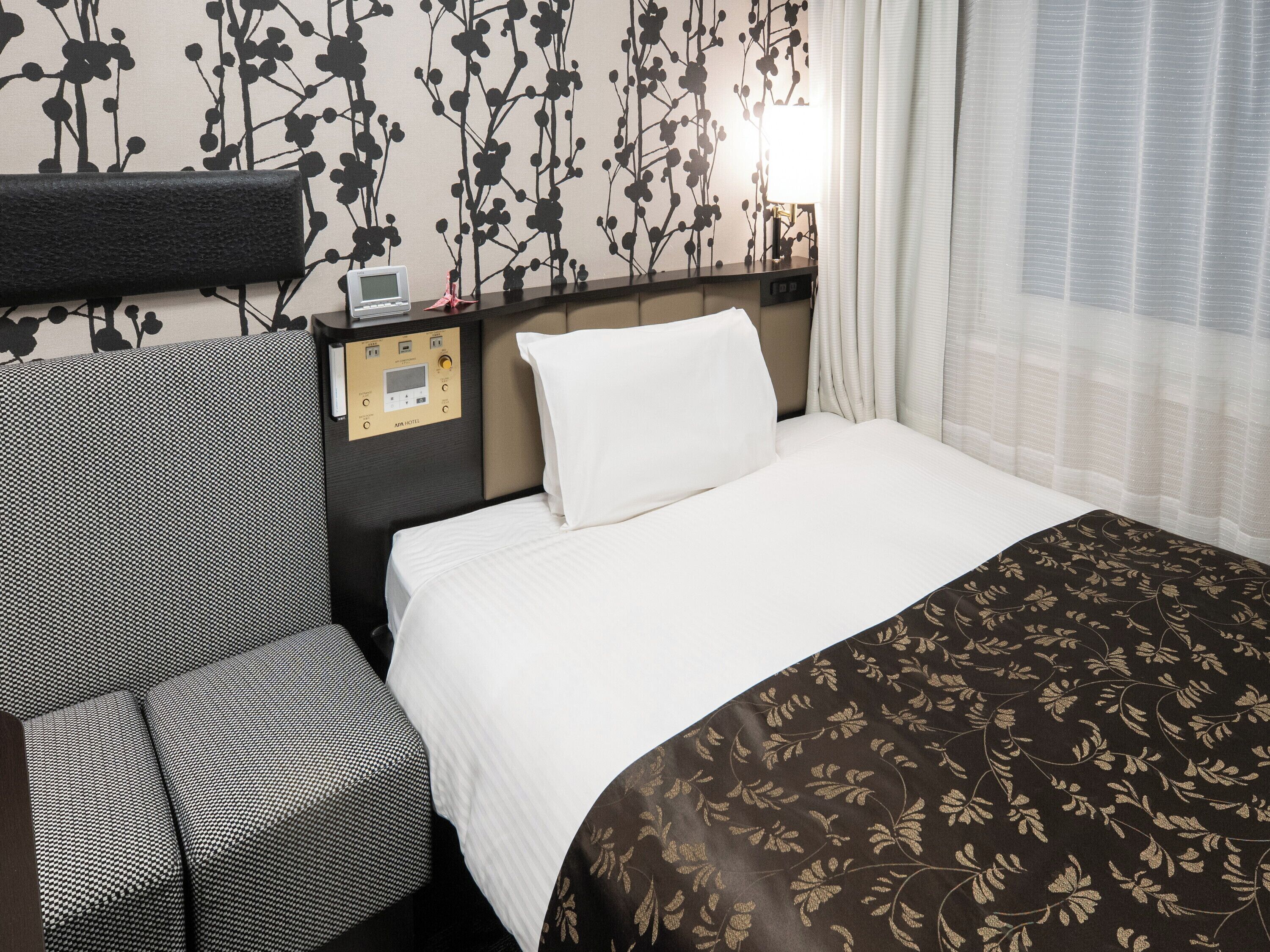 Cozy Room for 1 person | Escrivaninha, cortinas blackout, ferros/tábuas de passar roupa