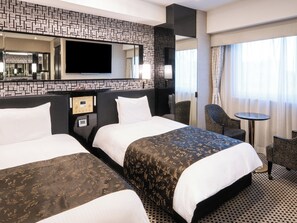 Quarto duplo luxo, para não fumantes | Edredons de pluma, escrivaninha, cortinas blackout