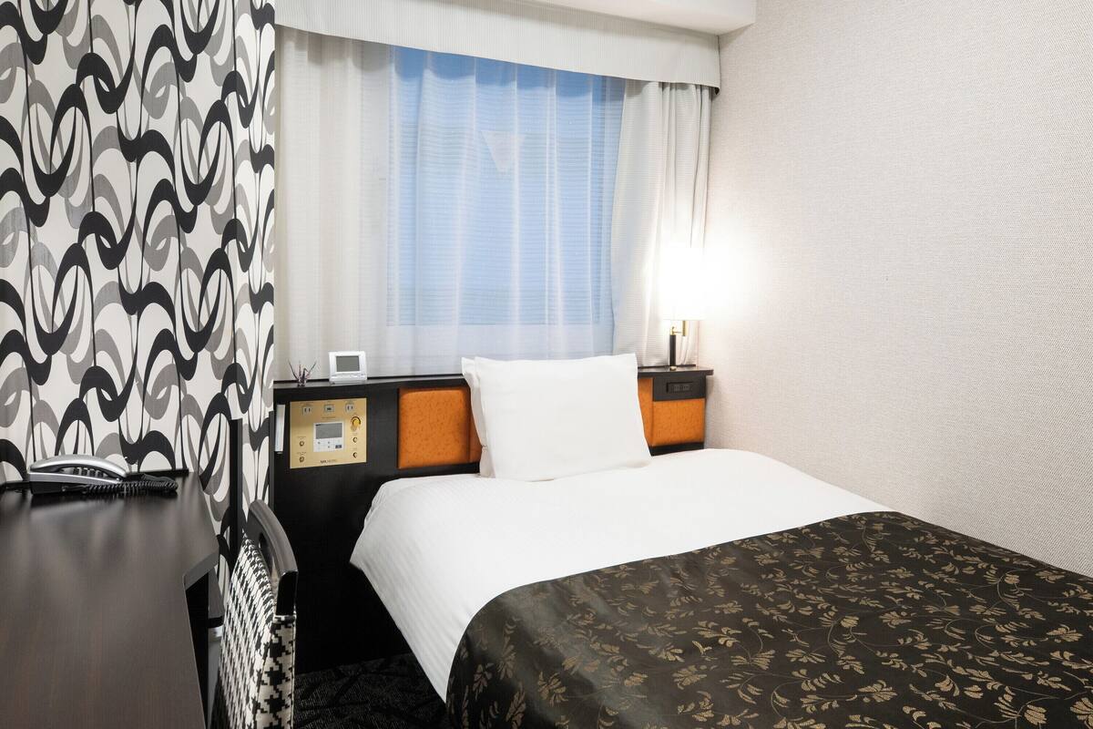 Standaard kamer, niet-roken (For 1 Person) | Donsdekens, een bureau, verduisterende gordijnen