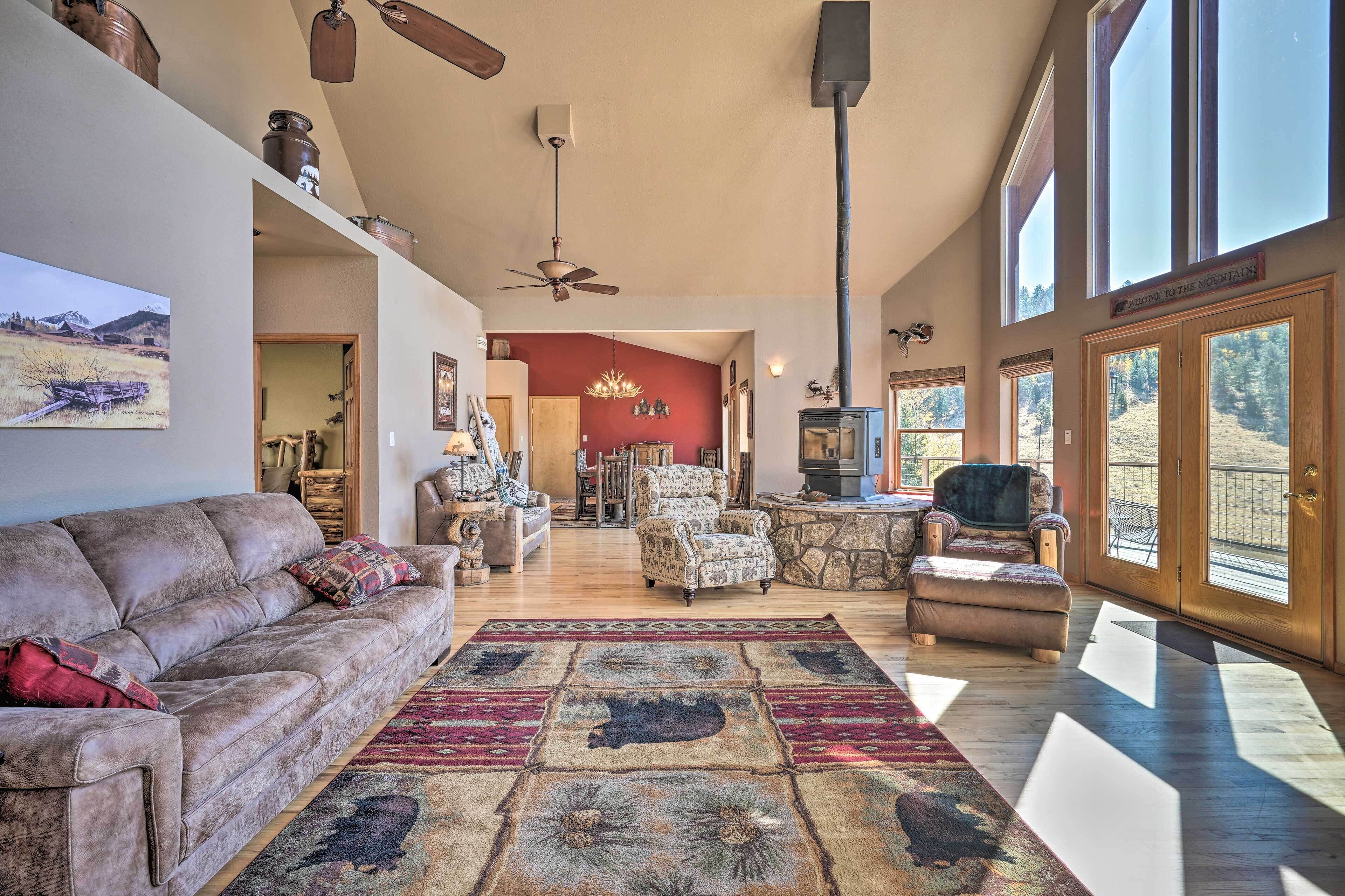 Mtn-View Cabin w/ Deck, 3 Mi to Cripple Creek!