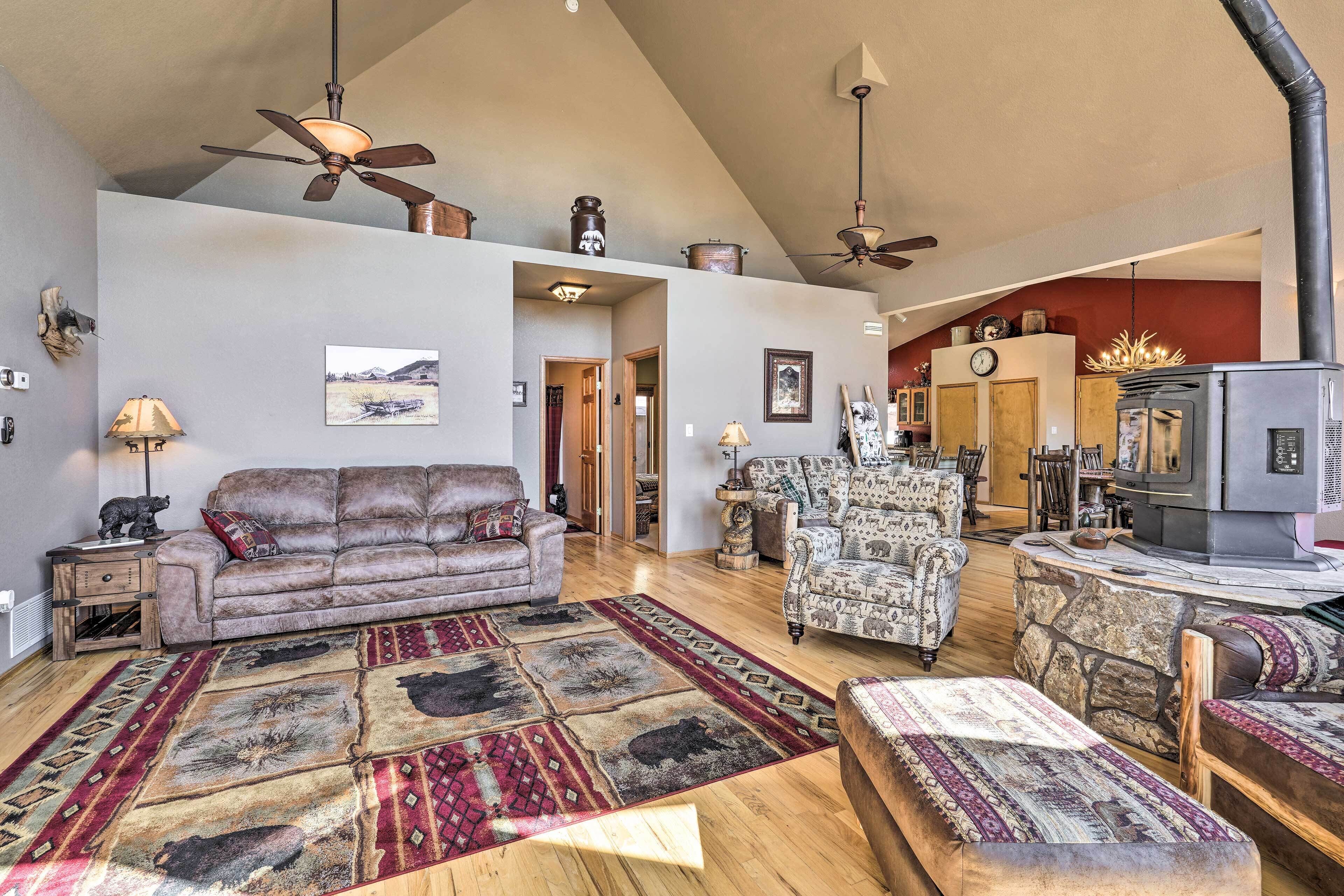 Mtn-View Cabin w/ Deck, 3 Mi to Cripple Creek!