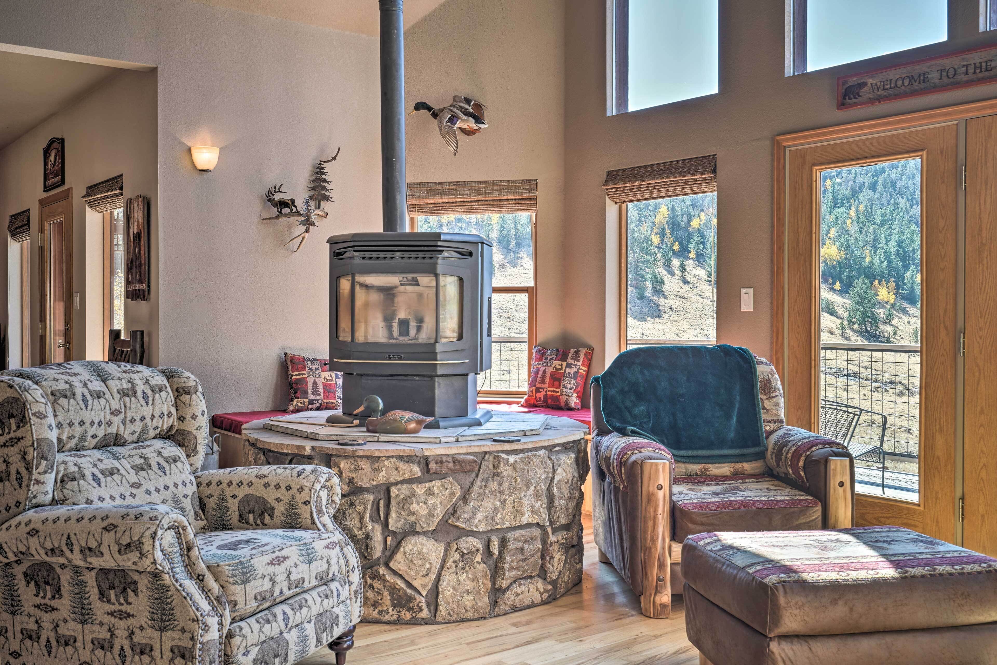 Mtn-View Cabin w/ Deck, 3 Mi to Cripple Creek!