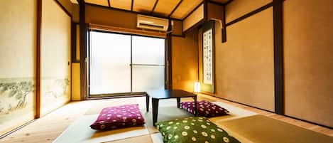 1 bedroom, individually decorated, desk, laptop workspace