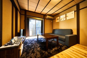 ファミリー アパートメント 2 ベッドルーム 禁煙 (9 People) | リビング エリア | 24 インチの薄型テレビ (デジタル放送視聴可)、テレビ、書斎 / ワークスペース