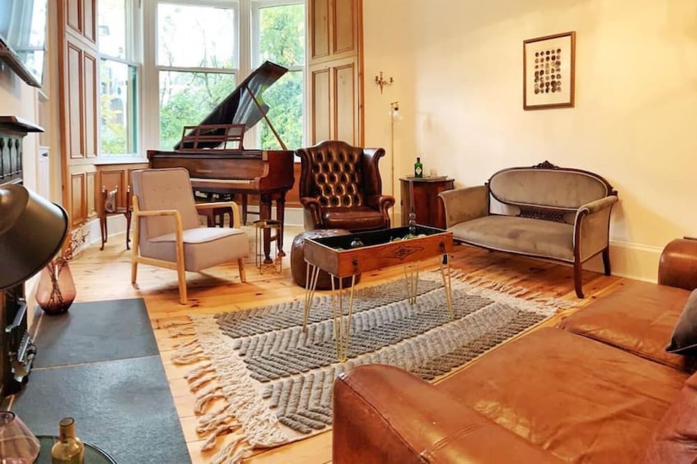 Oakshaw Apartment - Elegant Rustic Apartment in City Centre