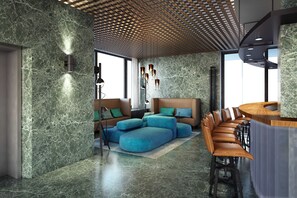 Ein modernes Interieur mit einer Sitzecke, einer Bar und einem großen Fenster, das für natürliches Licht sorgt.
