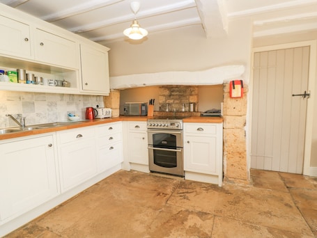 Cottage | Private kitchen | Fridge, dishwasher, cookware/dishes/utensils
