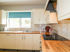 Cottage | Private kitchen | Fridge, dishwasher, cookware/dishes/utensils