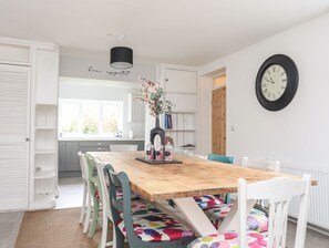 Cottage | Private kitchen | Fridge, dishwasher, electric kettle, toaster - Gorwel (Moelfre)