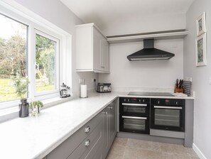 Cottage | Private kitchen | Fridge, dishwasher, electric kettle, toaster - Gorwel (Moelfre)