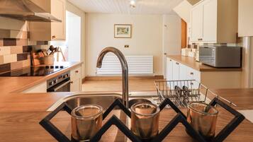 Cottage | Private kitchen | Fridge, dishwasher, electric kettle, toaster