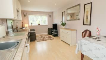 Cottage | Private kitchen | Fridge, dishwasher, electric kettle, toaster