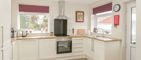 Cottage | Private kitchen | Fridge, dishwasher, electric kettle, toaster