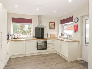 Cottage | Private kitchen | Fridge, dishwasher, electric kettle, toaster - Awelon (Colwyn Bay)