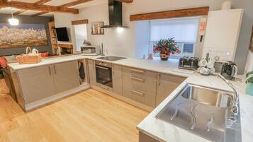 Cottage | Private kitchen | Fridge, electric kettle, toaster, cookware/dishes/utensils