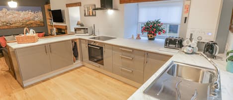 Cottage | Private kitchen | Fridge, electric kettle, toaster, cookware/dishes/utensils