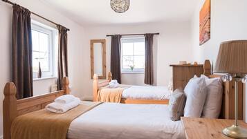 Cottage | 2 bedrooms, individually decorated, individually furnished, free WiFi