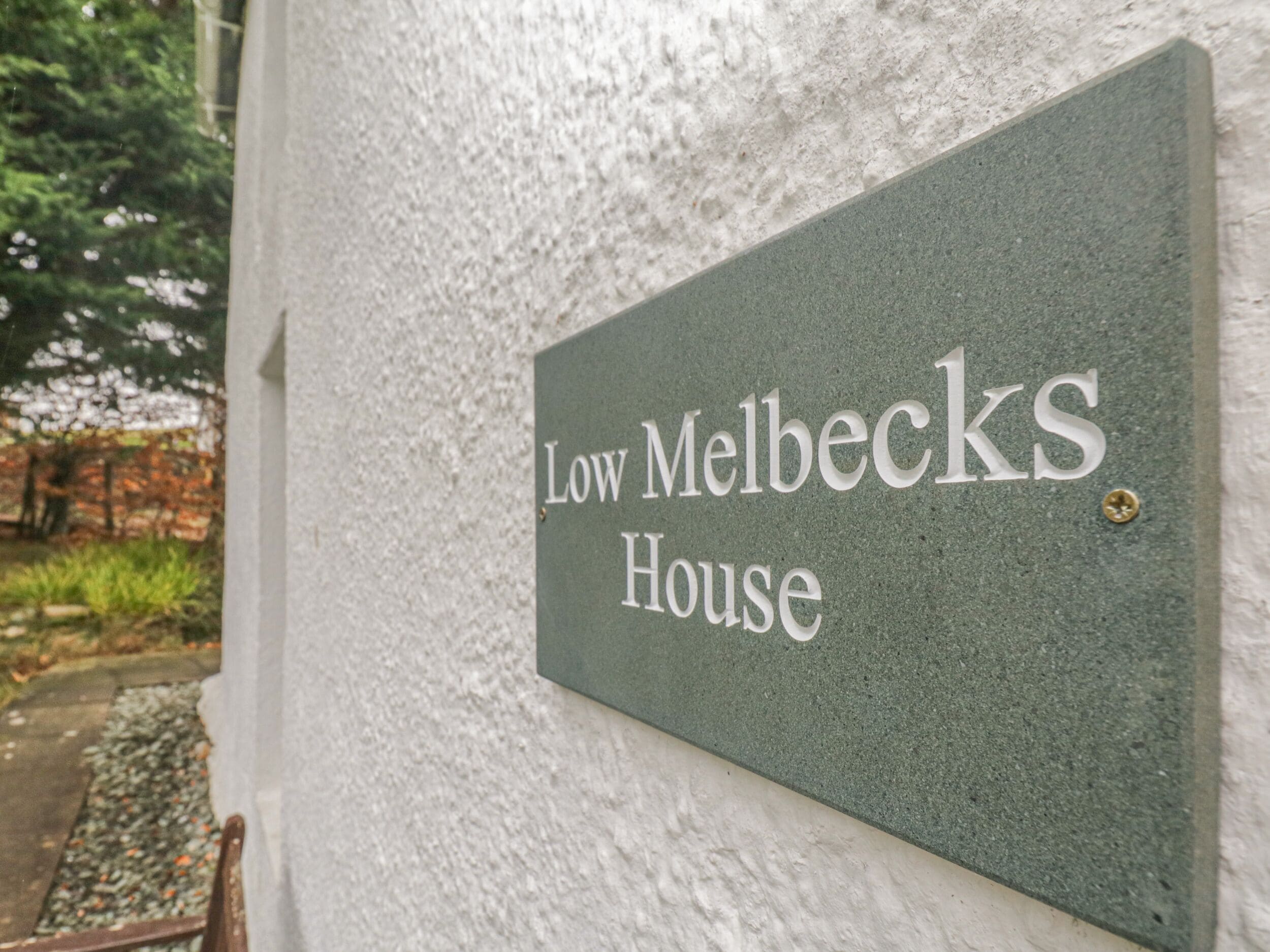 Une pancarte sur un mur indique : « Low Melbecks House ».