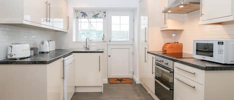 Cottage | Bếp riêng | Tủ lạnh, máy rửa bát, ấm điện, lò nướng bánh mì