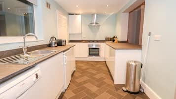 Cottage | Cucina privata | Frigorifero, lavastoviglie, bollitore elettrico, tostapane
